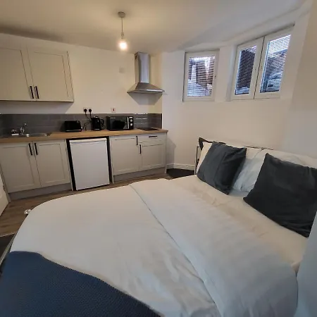 Affordable Comfort On Alfreton Road - Ideal For Savvy Travelers-2
