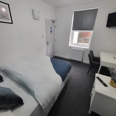 Affordable Comfort On Alfreton Road - Ideal For Savvy Travelers-3